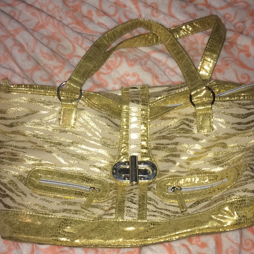 GOLD PURSE WITH NECKLACE INCLUDED!